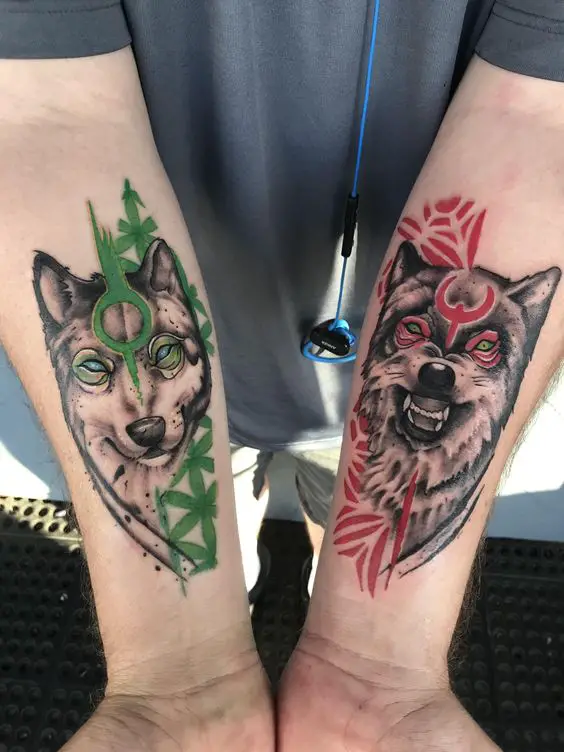 Tatuagens de Lobos com tons de verde e vermelho no antebraço
