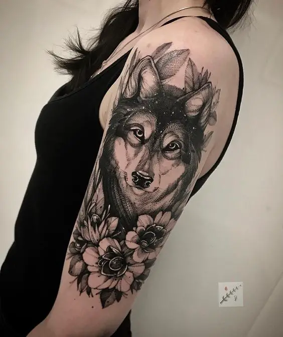 Tatuagem feminina de Lobo no Braço