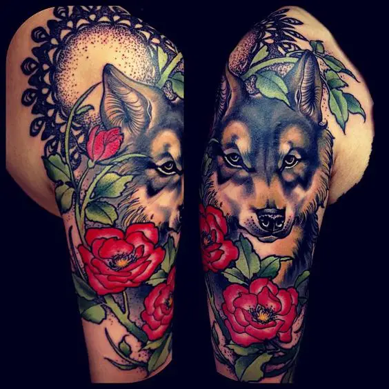 Tatuagem colorida de de Lobo e flores no braço e ombro