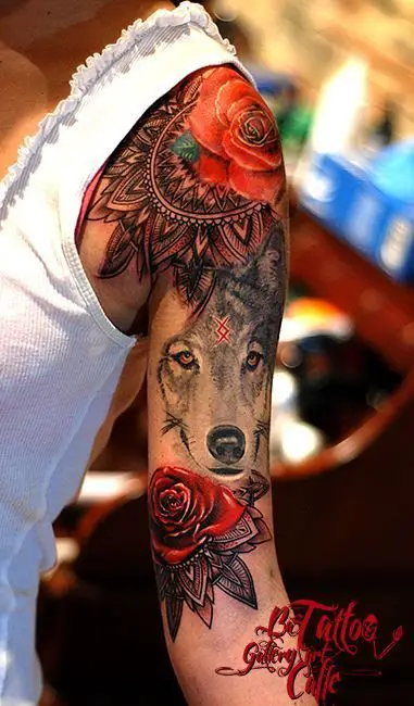 Tatuagem de Lobo e rosa no Braço