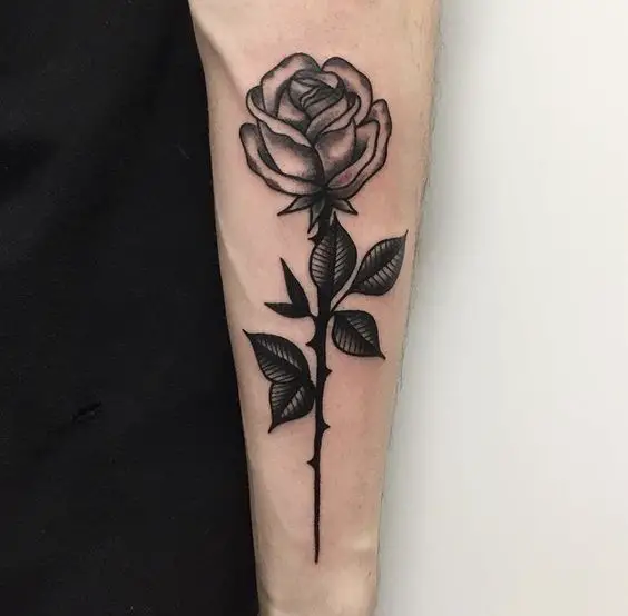 Tatuagem de Rosa Monocromática no Braço