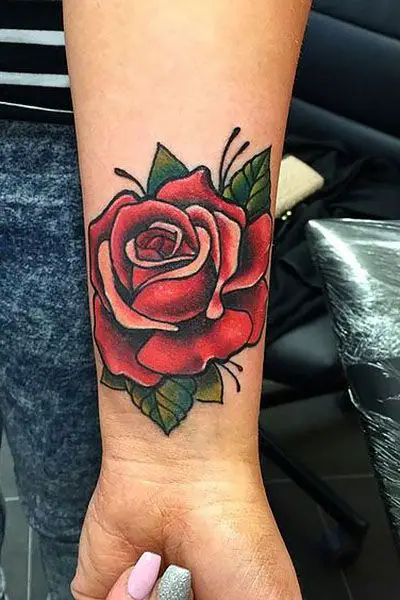 Tatuagem de Rosa com Folhas no pulso