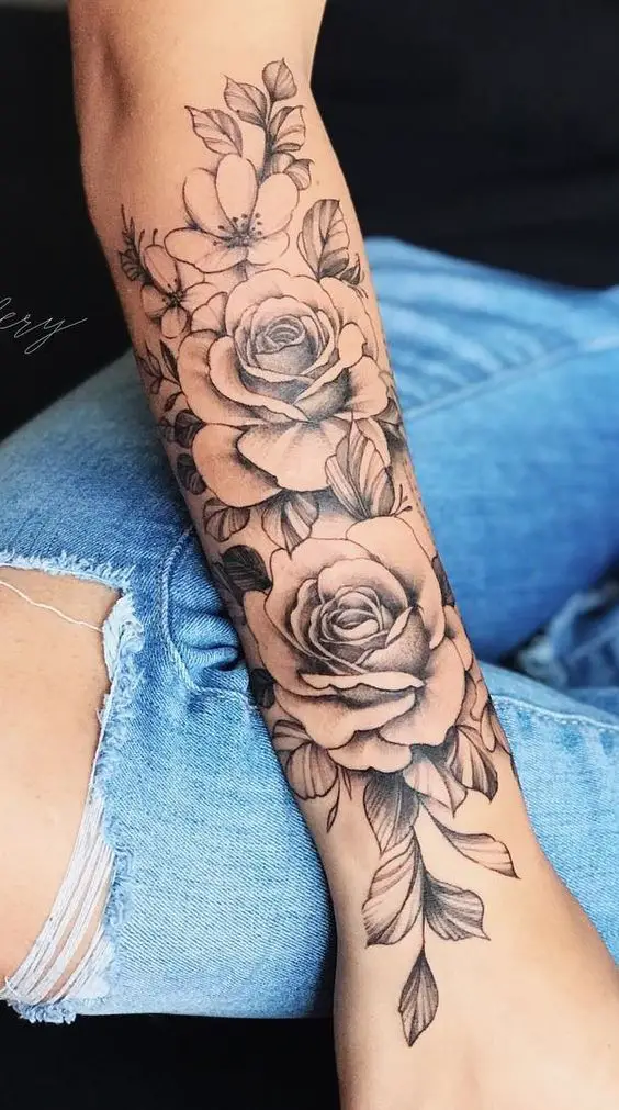 Tatuagem de Rosa no antebraço