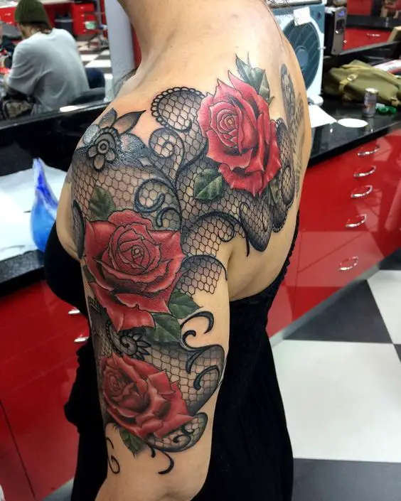 Tatuagem com várias rosas no ombro e costas