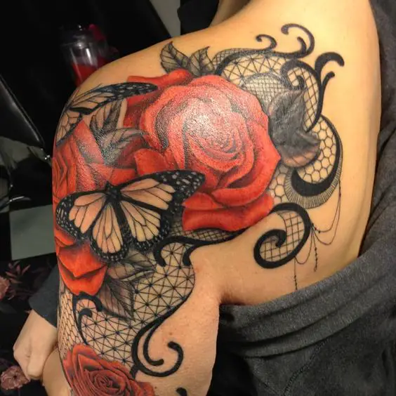 Tatuagem com rosas e borboletas no braço