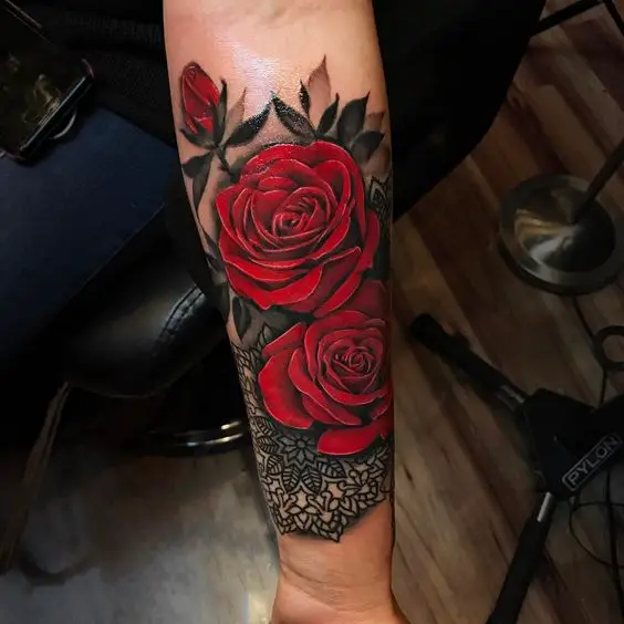 Tatuagem com rosas vermelhas e botão