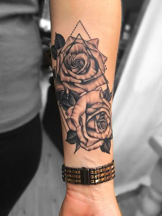 Tatuagem com rosas monocromáticas no antebraço
