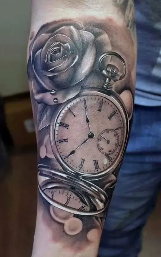 Tatuagem com rosa e relógio no antebraço