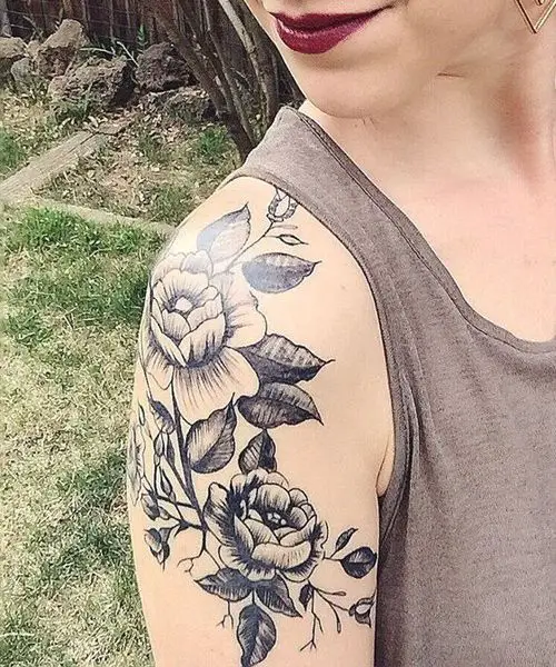 Tatuagem de Rosa no Braço e Ombro