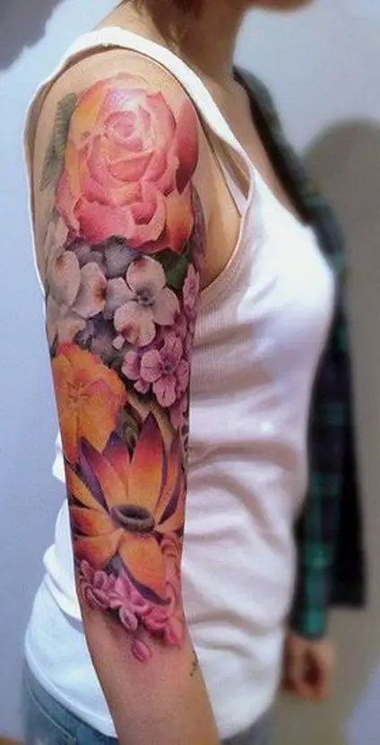 Tatuagem de Rosa e Outras Flores no Braço e Ombro
