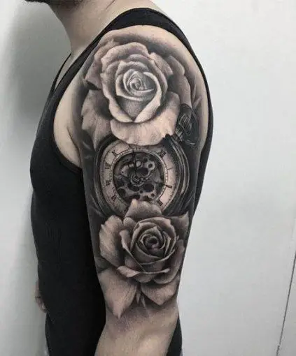 Rosas e relógio tatuado no ombro e braço