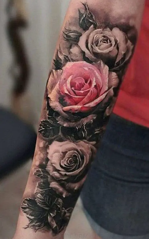 Tatuagem com rosas no antebraço