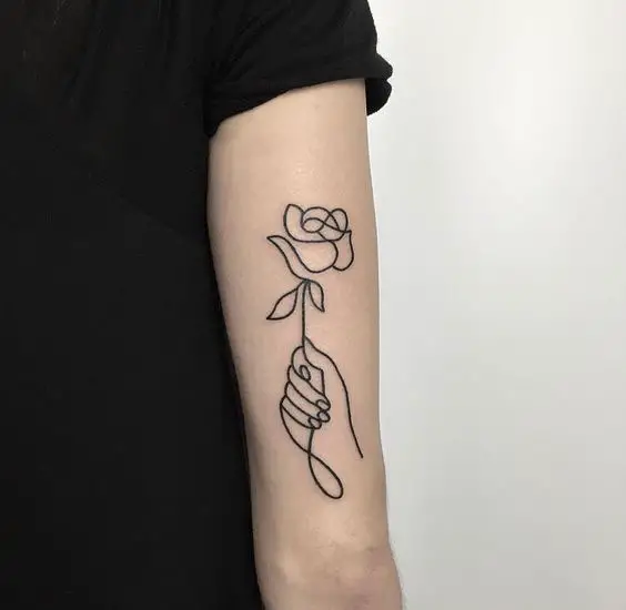 Rosa tatuada no braço em estilo minimalista