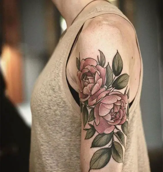 Tatuagem com rosas no braço