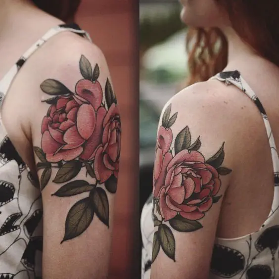 Tatuagem com rosas e folhas no braço