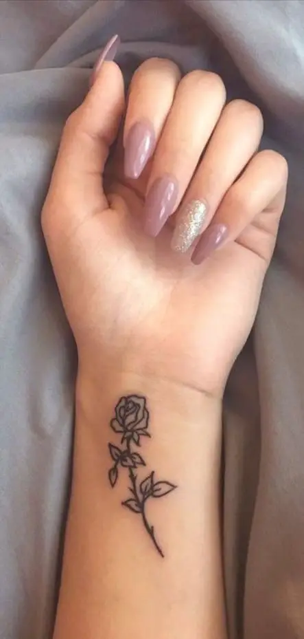 Tatuagem com rosa pequena