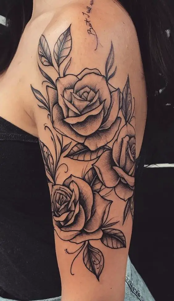 Várias rosas e folhas no braço e ombro