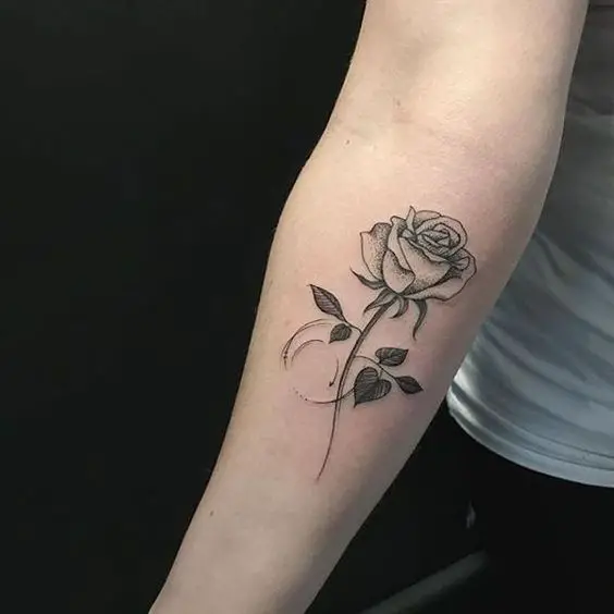 Tatuagem de Rosa pequena no antebraço