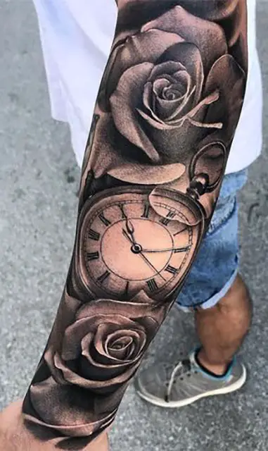 Tatuagem com rosa e relógio no braço