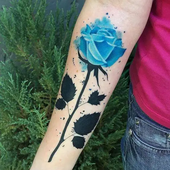Tatuagem de Rosa Azul  no antebraço