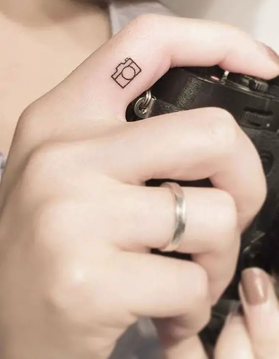 Tatuagens minimalistas de máquina fotográfica