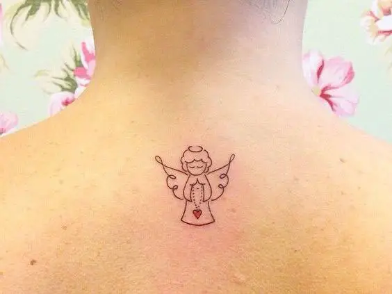 Tatuagem nas costas de anjo