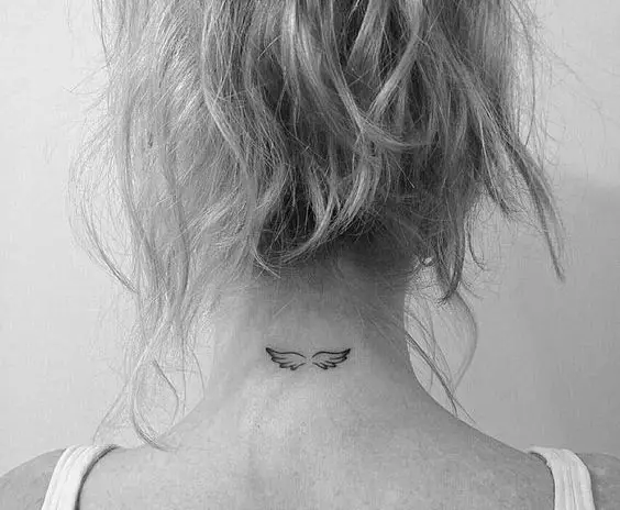 Tatuagens no pescoço com asas