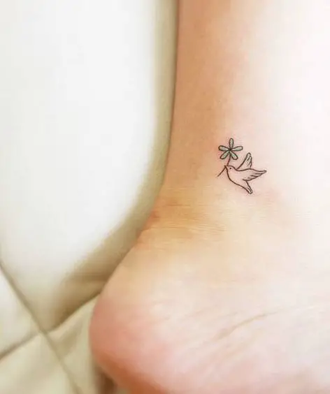 Tatuagens delicadas de pássaro e flor