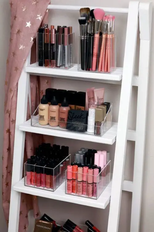 Use uma escada para organizar a maquiagem