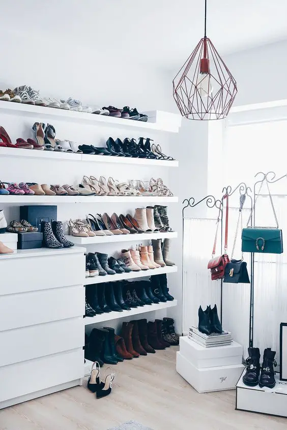 Closet com espaço para organizar os sapatos