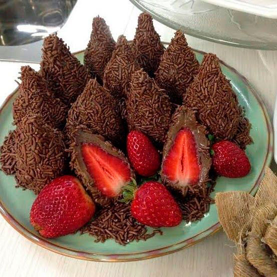 Coxinha de brigadeiro com recheio de morango para o namorado Coxinha de brigadeiro com recheio de morango para o namorado