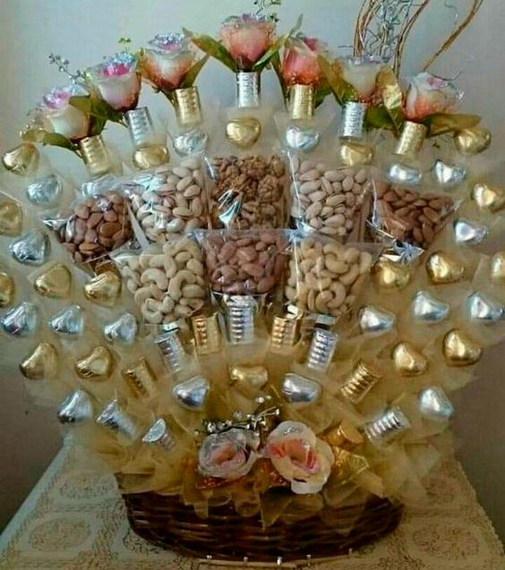 Cesta para namorado com bombons e petiscos Cesta para namorado com bombons e petiscos