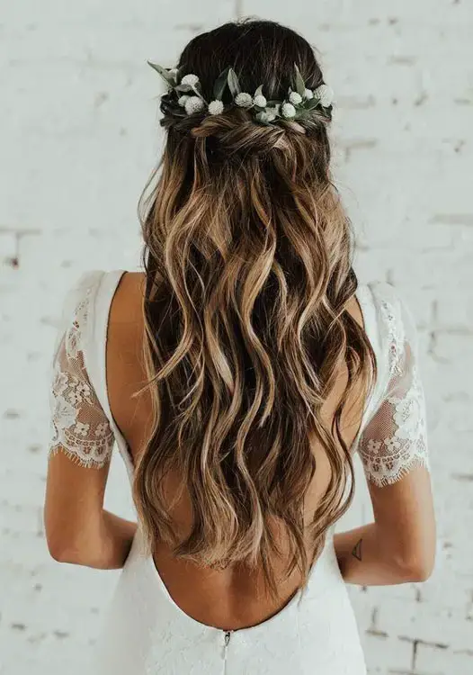 Penteados de noiva com coroa de flores