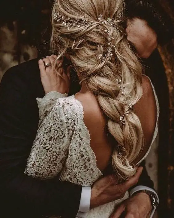 Penteados de noiva com trançado romântico