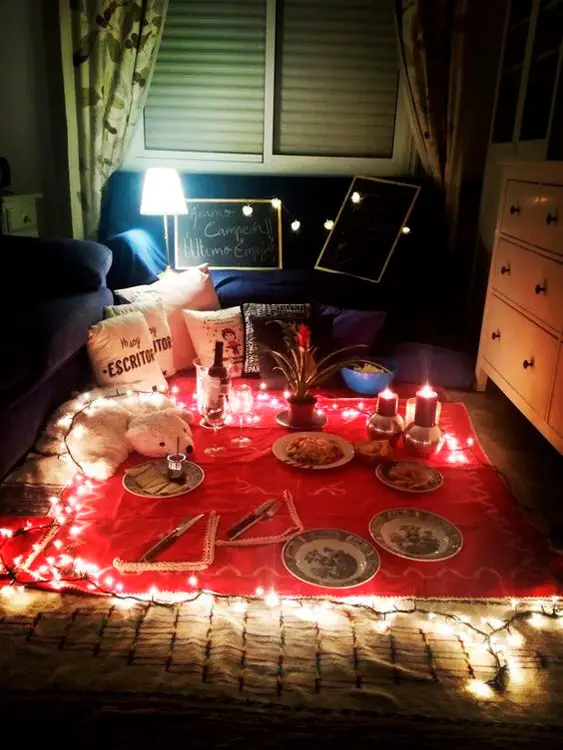 Jantar romântico no chão da sala