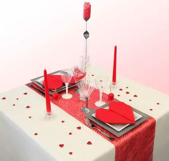 Faça dobradura com o guardanapo para um jantar romântico