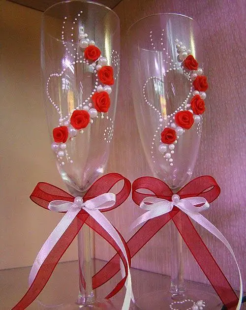 Taças decoradas para um jantar romântico