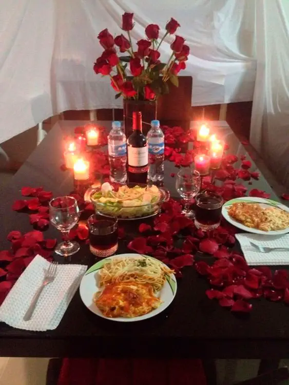 Vaso de rosas para decorar a mesa de jantar