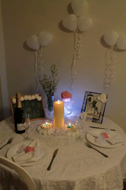 Jantar à luz de velas comemorando as bodas