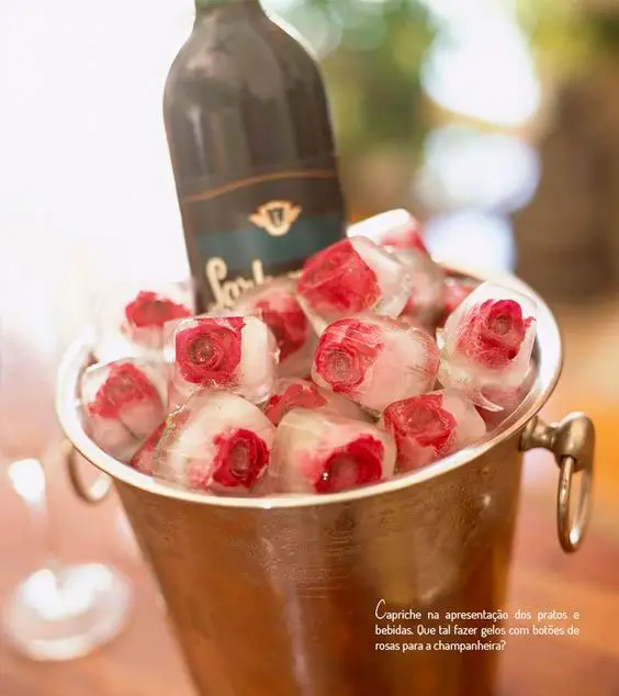 Faça cubos de gelos com rosas para o jantar romântico