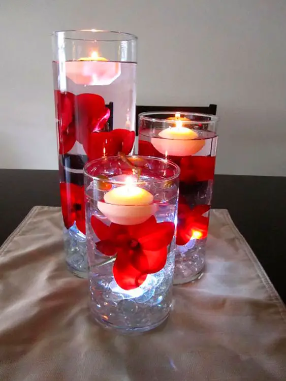Use velas flutuantes no jantar romântico