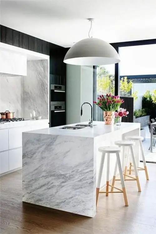 Cozinha branca com ilha de mármore