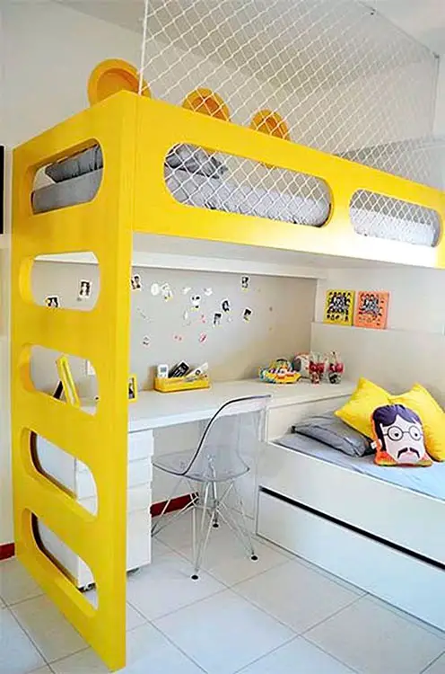 Decoração de quarto pequeno com cama suspensa