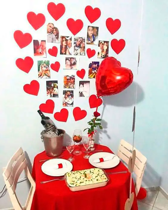 Jantar romântico decorado com fotografias