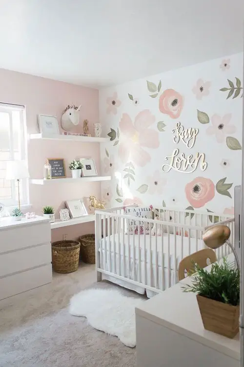 Decoração de quarto de bebê menina com papel de parede floral