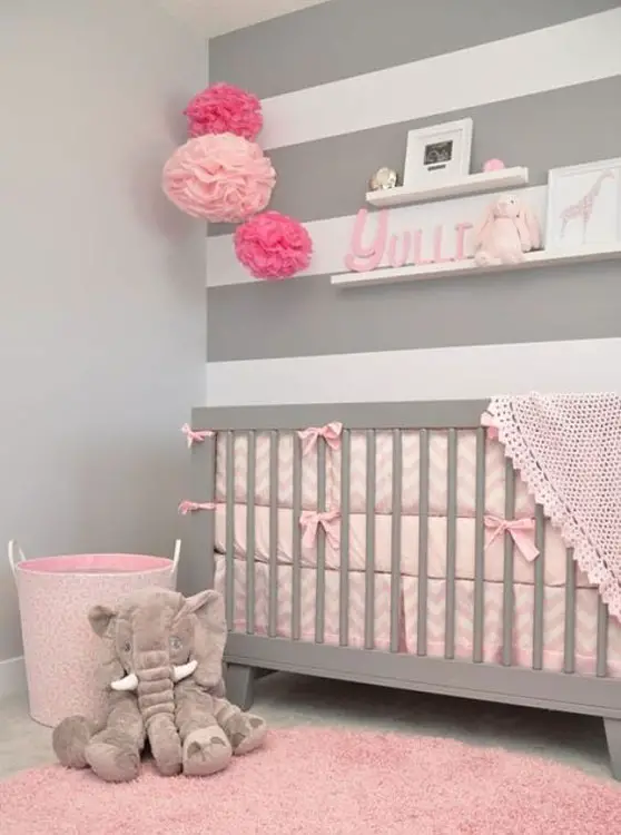 Decoração de quarto de bebê menina com parede listrada