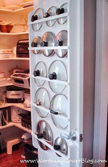 Como organizar armários de cozinha: pendure as tampas Como organizar armários de cozinha: pendure as tampas