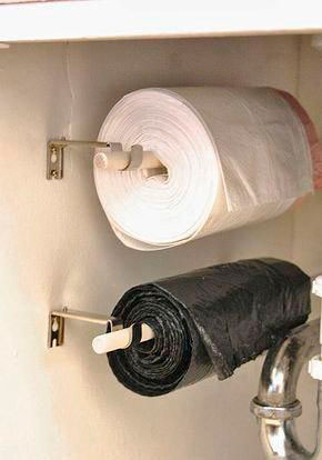 Como organizar armários de cozinha: pendure os sacos plásticos Como organizar armários de cozinha: pendure os sacos plásticos