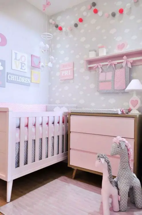 Decoração de quarto de bebê menina rosa e roxo