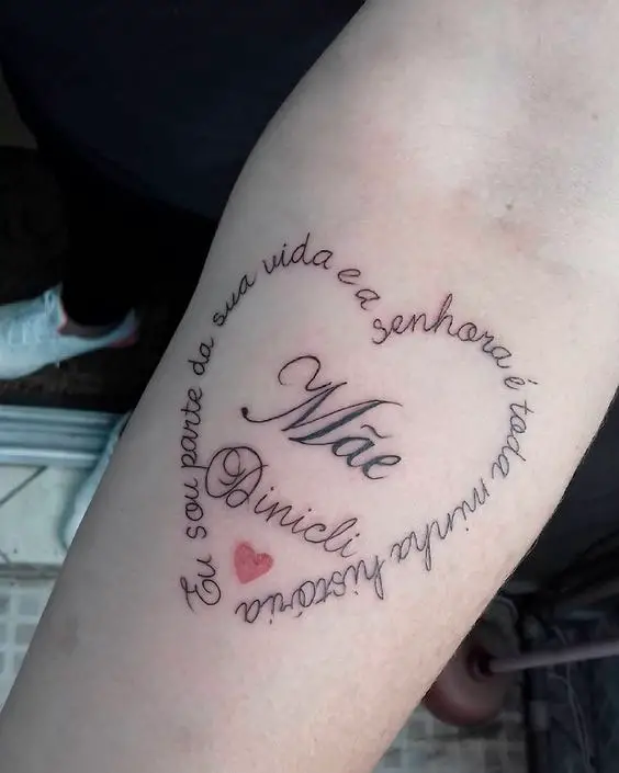 Tatuagem de coração com mensagem para mãe